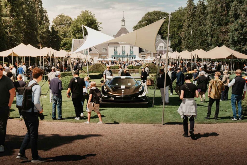 White Qtents Sunshade on the Aurora concours
